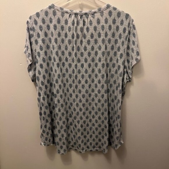 Women's Liz Claiborne Short Sleeve Blouse, Size XXL, Gray, Blue Design, Ex Cond! - Picture 3 of 3
